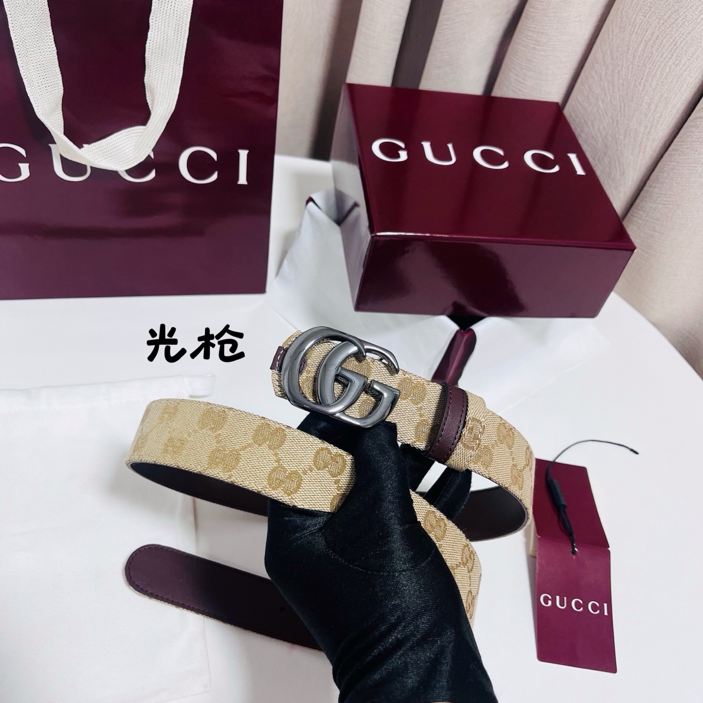 Gucci Primavera系列通过融合创新与务实的愿景，确立了廓形、质地与材质的新语汇。这款GG帆布腰带上饰有标志性