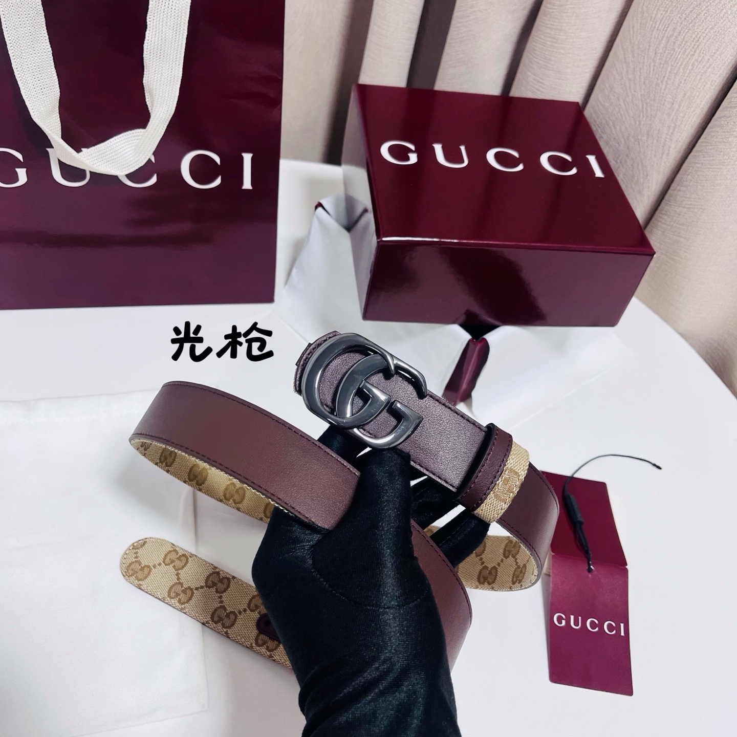 Gucci Primavera系列通过融合创新与务实的愿景，确立了廓形、质地与材质的新语汇。这款GG帆布腰带上饰有标志性