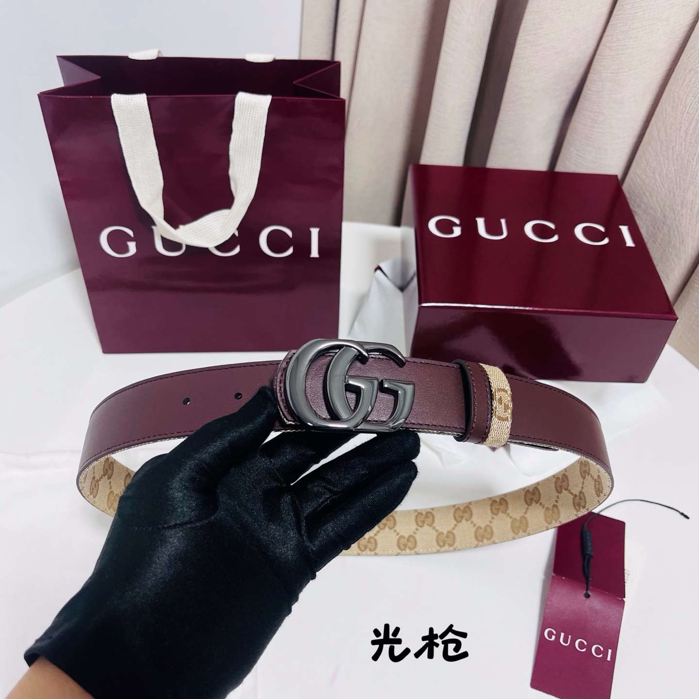 Gucci Primavera系列通过融合创新与务实的愿景，确立了廓形、质地与材质的新语汇。这款GG帆布腰带上饰有标志性