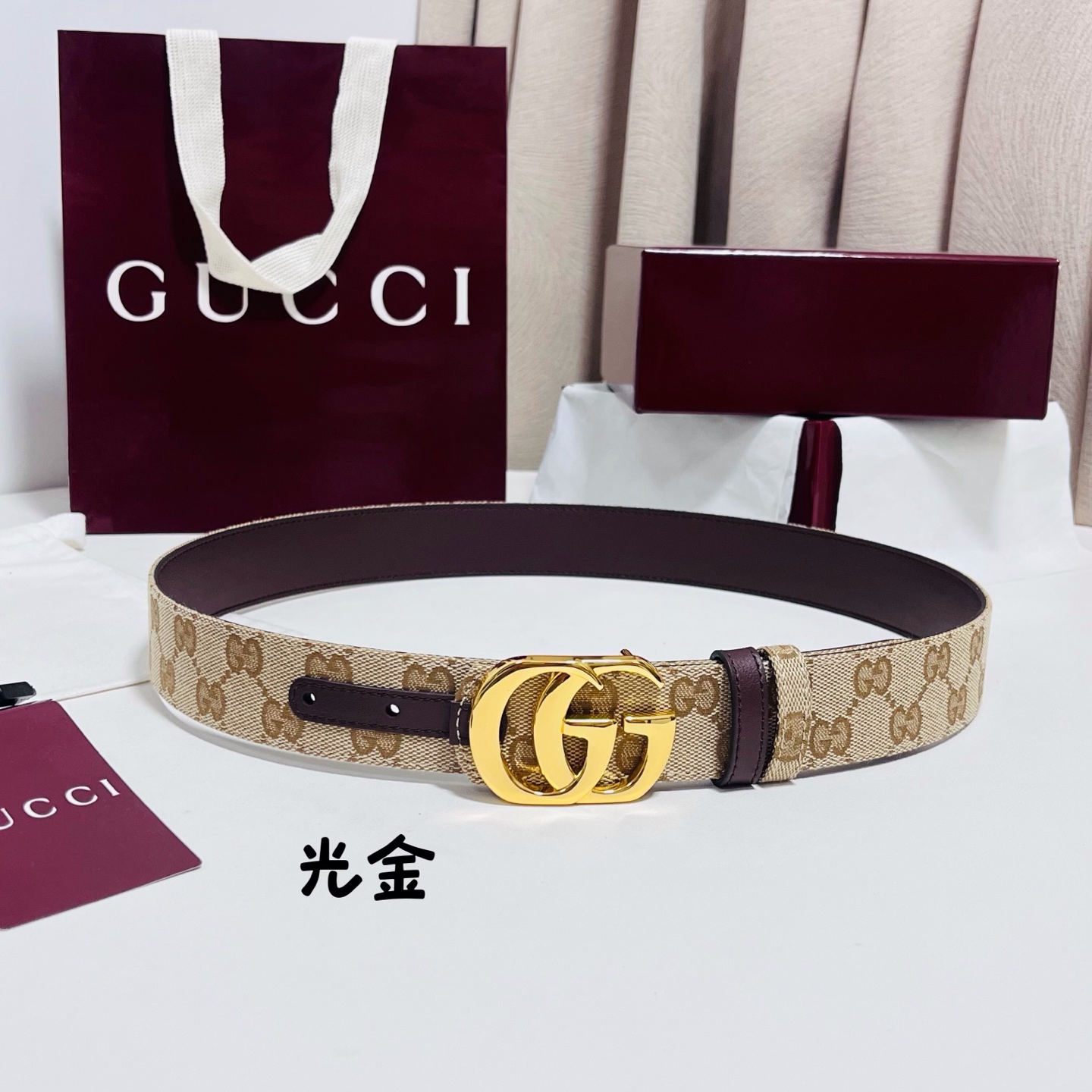 Gucci Primavera系列通过融合创新与务实的愿景，确立了廓形、质地与材质的新语汇。这款GG帆布腰带上饰有标志性