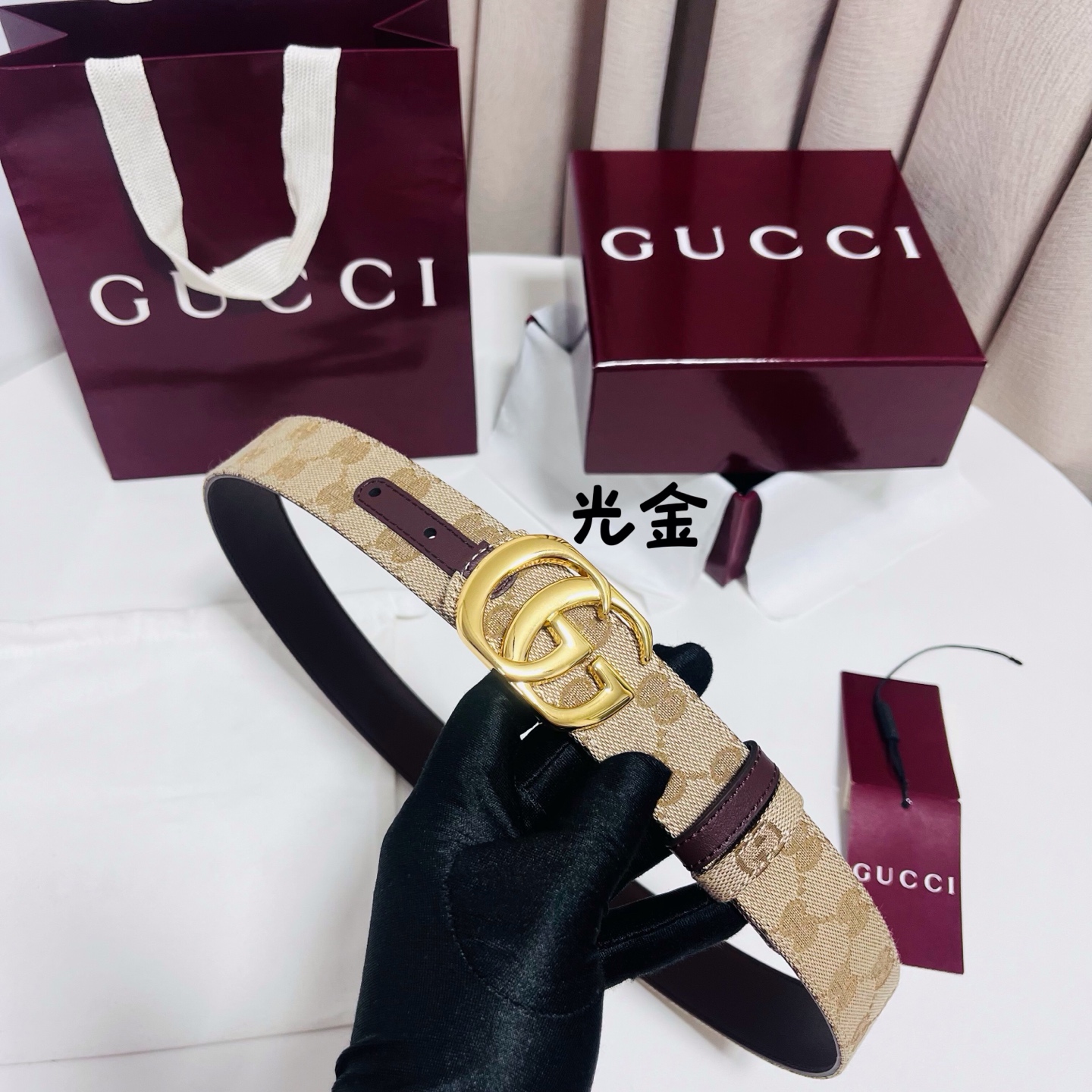 Gucci Primavera系列通过融合创新与务实的愿景，确立了廓形、质地与材质的新语汇。这款GG帆布腰带上饰有标志性