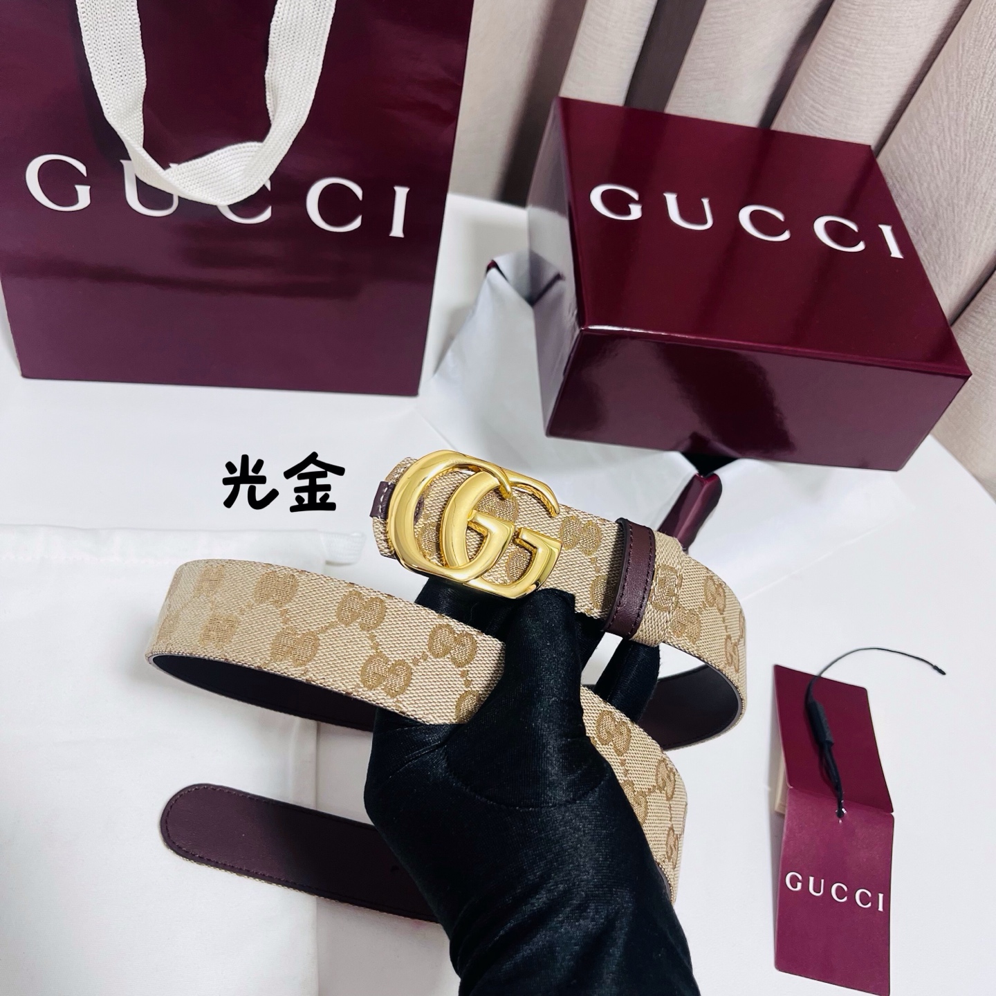 Gucci Primavera系列通过融合创新与务实的愿景，确立了廓形、质地与材质的新语汇。这款GG帆布腰带上饰有标志性