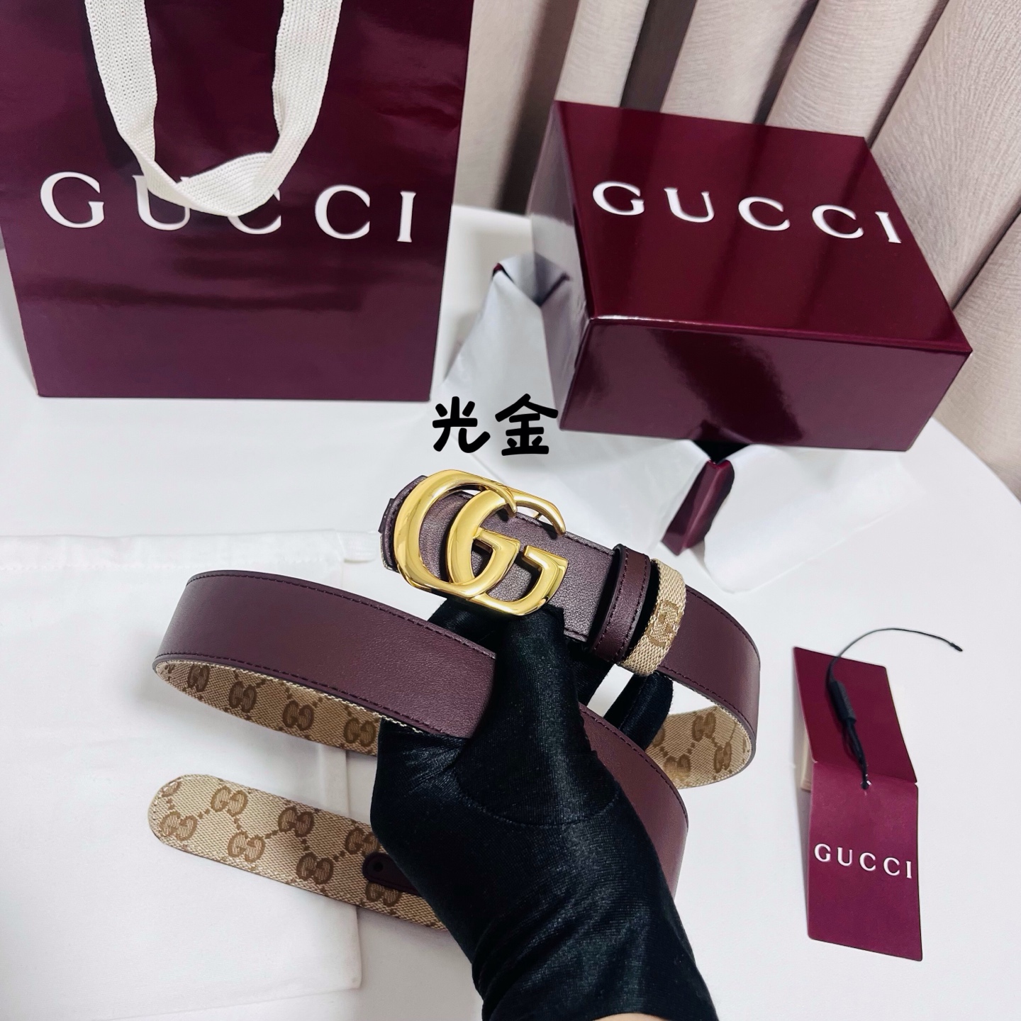 Gucci Primavera系列通过融合创新与务实的愿景，确立了廓形、质地与材质的新语汇。这款GG帆布腰带上饰有标志性