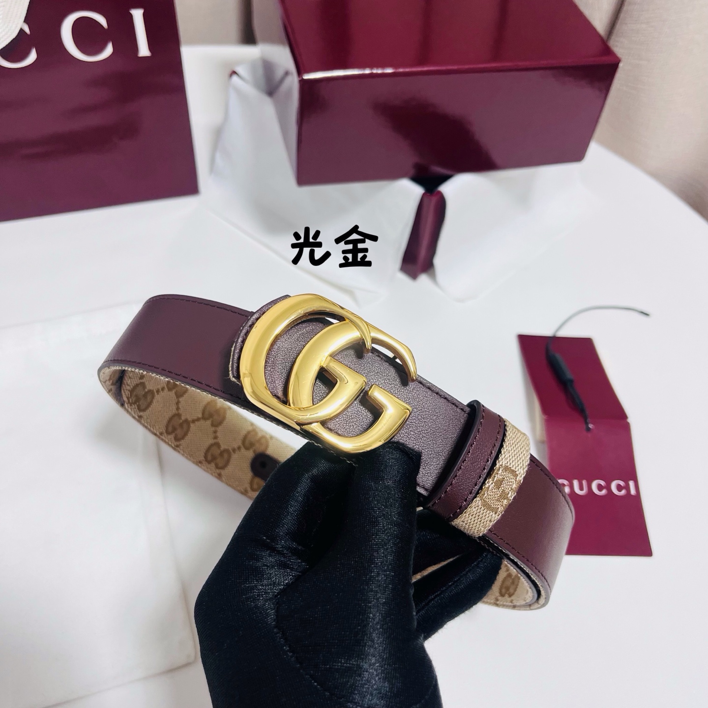 Gucci Primavera系列通过融合创新与务实的愿景，确立了廓形、质地与材质的新语汇。这款GG帆布腰带上饰有标志性