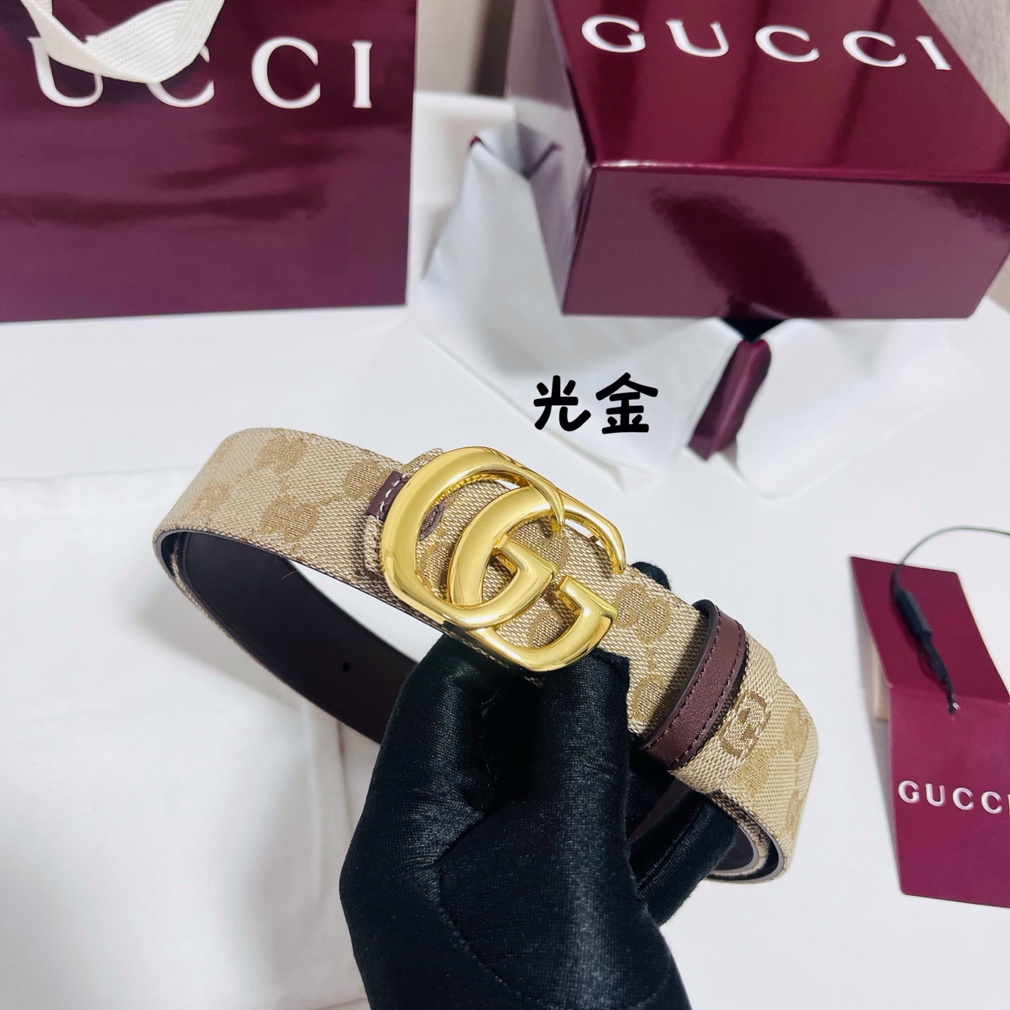 Gucci Primavera系列通过融合创新与务实的愿景，确立了廓形、质地与材质的新语汇。这款GG帆布腰带上饰有标志性