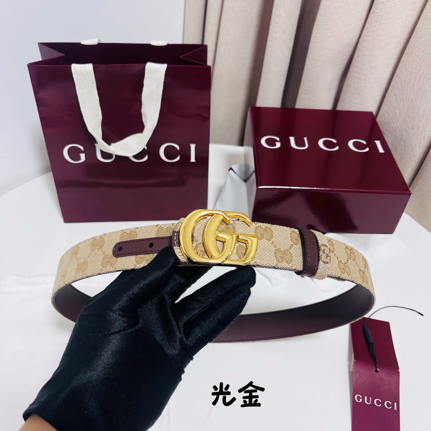 Gucci Primavera系列通过融合创新与务实的愿景，确立了廓形、质地与材质的新语汇。这款GG帆布腰带上饰有标志性