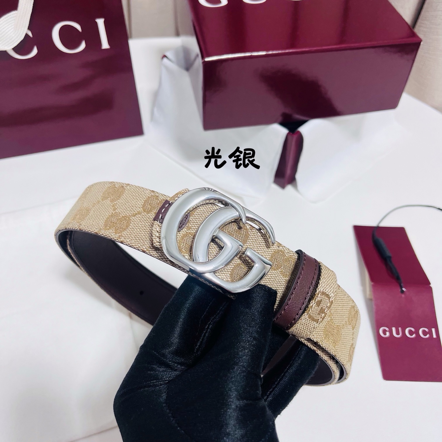 Gucci Primavera系列通过融合创新与务实的愿景，确立了廓形、质地与材质的新语汇。这款GG帆布腰带上饰有标志性
