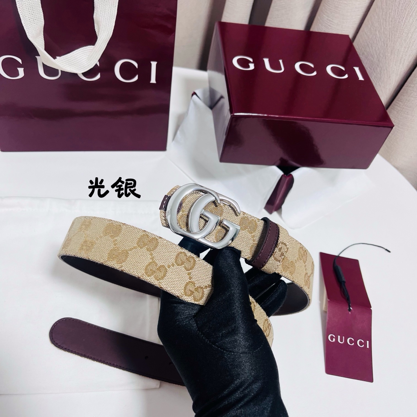 Gucci Primavera系列通过融合创新与务实的愿景，确立了廓形、质地与材质的新语汇。这款GG帆布腰带上饰有标志性