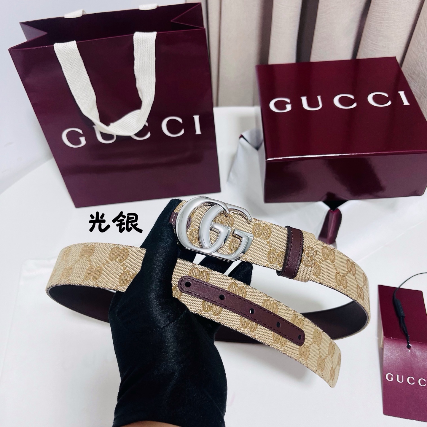 Gucci Primavera系列通过融合创新与务实的愿景，确立了廓形、质地与材质的新语汇。这款GG帆布腰带上饰有标志性