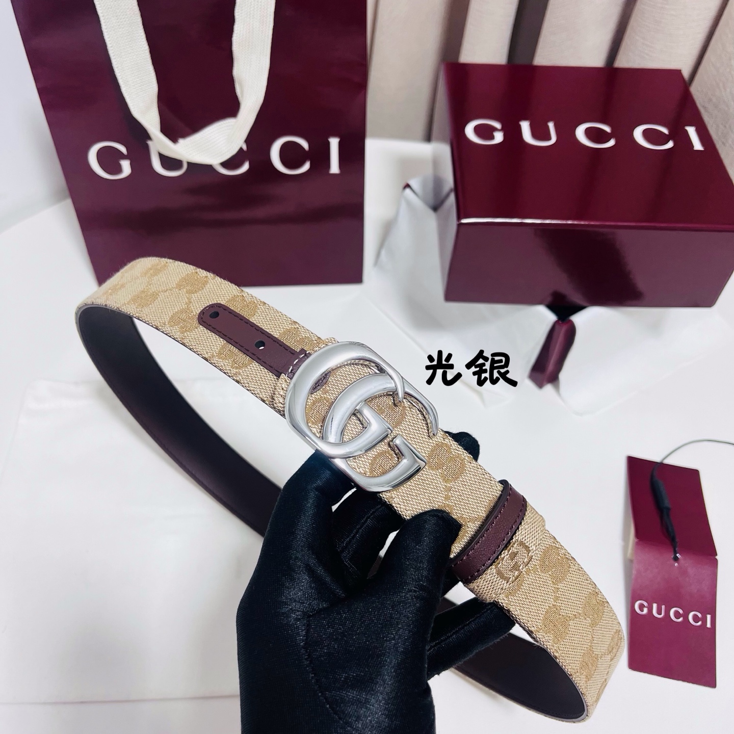 Gucci Primavera系列通过融合创新与务实的愿景，确立了廓形、质地与材质的新语汇。这款GG帆布腰带上饰有标志性