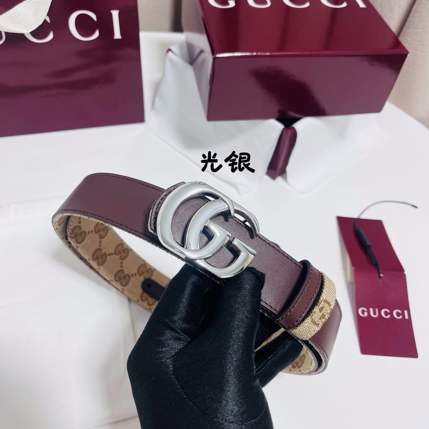 Gucci Primavera系列通过融合创新与务实的愿景，确立了廓形、质地与材质的新语汇。这款GG帆布腰带上饰有标志性