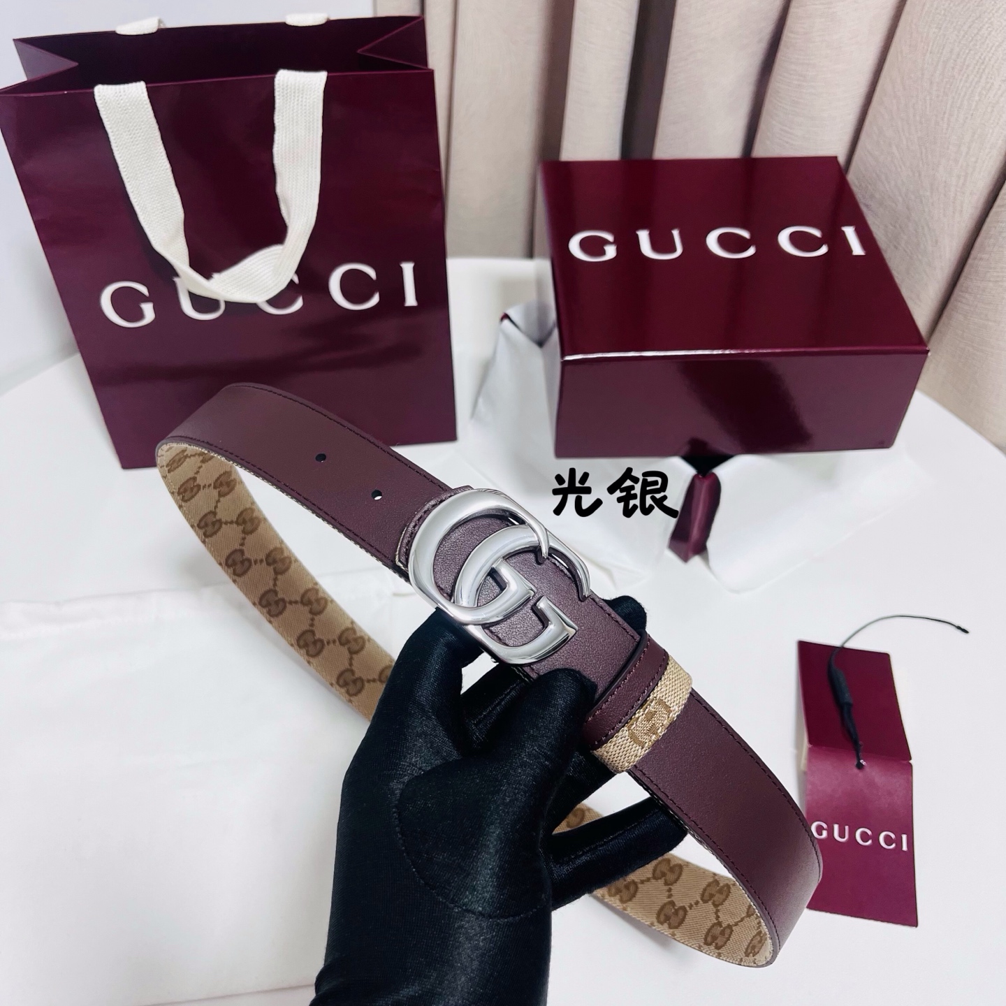 Gucci Primavera系列通过融合创新与务实的愿景，确立了廓形、质地与材质的新语汇。这款GG帆布腰带上饰有标志性