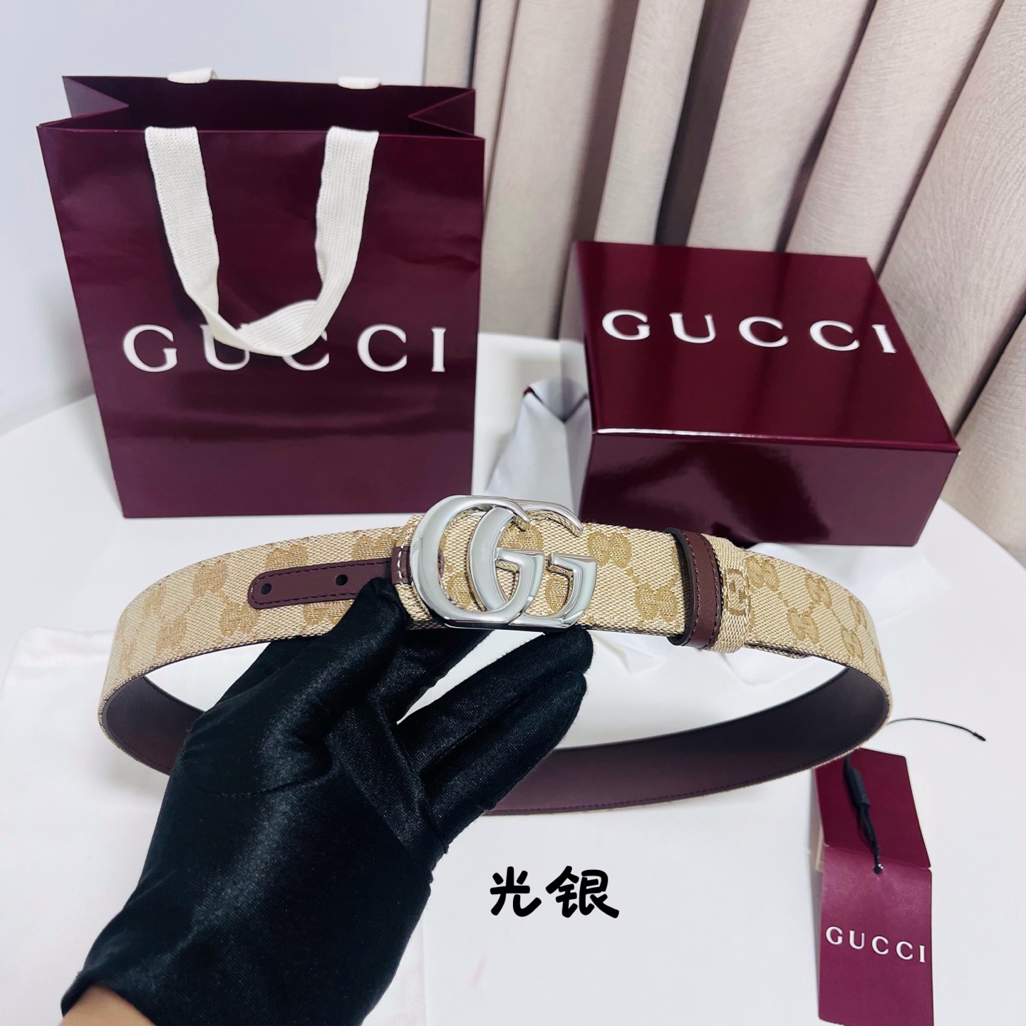 Gucci Primavera系列通过融合创新与务实的愿景，确立了廓形、质地与材质的新语汇。这款GG帆布腰带上饰有标志性