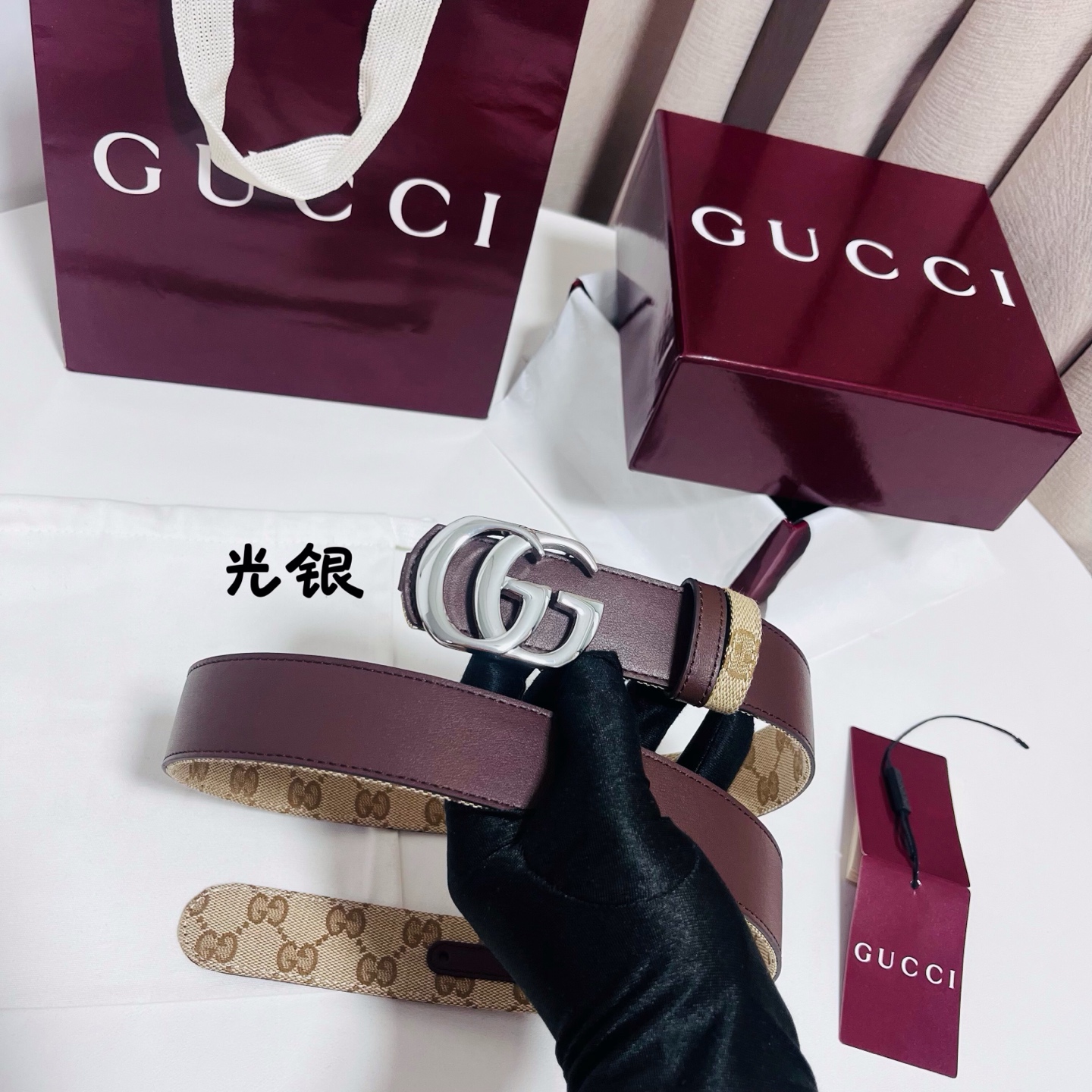 Gucci Primavera系列通过融合创新与务实的愿景，确立了廓形、质地与材质的新语汇。这款GG帆布腰带上饰有标志性