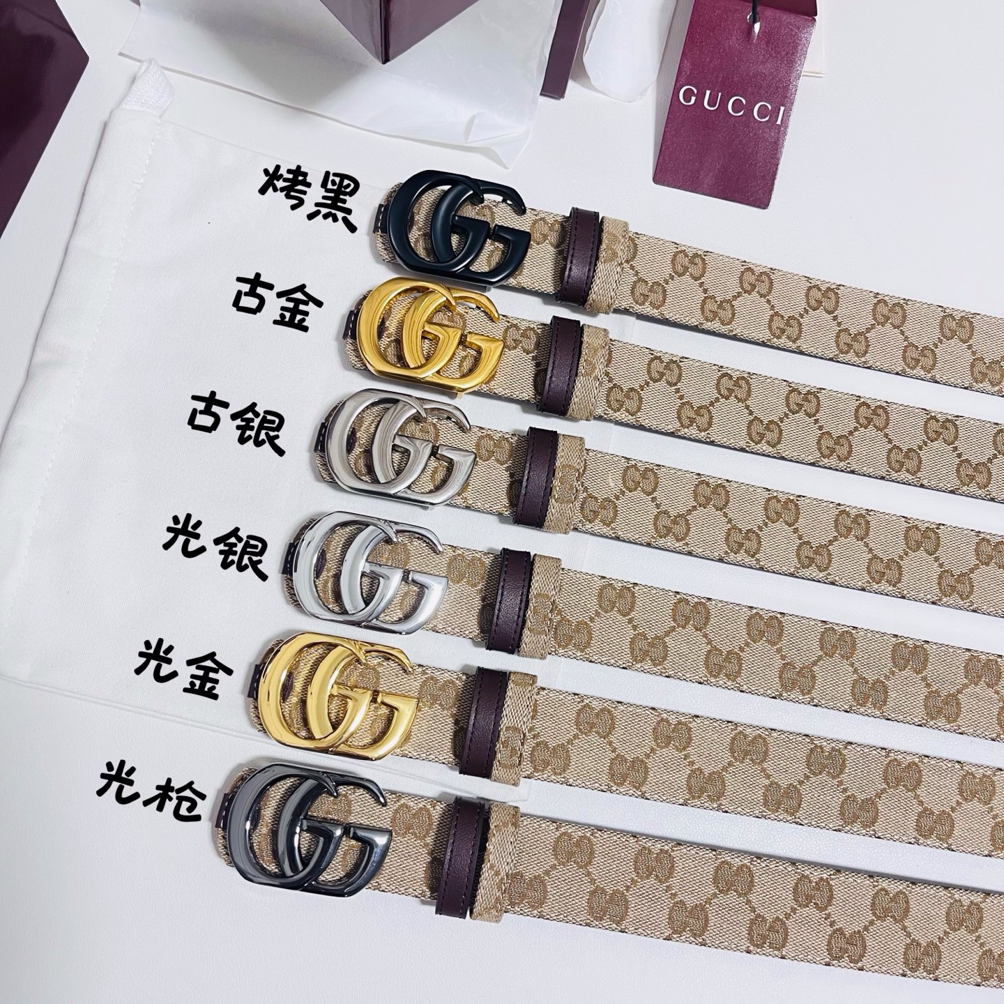 Gucci Primavera系列通过融合创新与务实的愿景，确立了廓形、质地与材质的新语汇。这款GG帆布腰带上饰有标志性