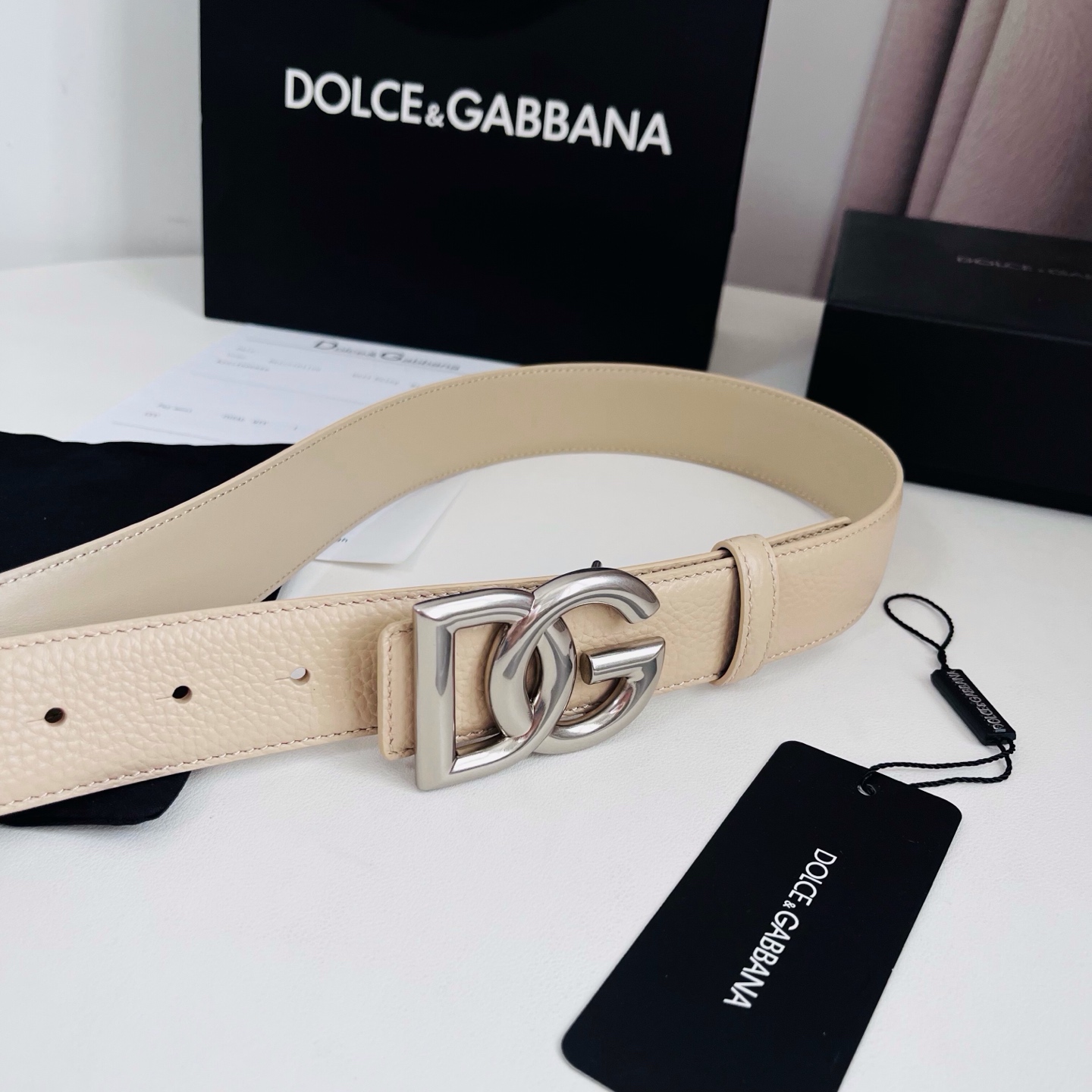 Dolce&Gabbana 甄选上乘小牛皮打造的标识腰带,为造型增添鲜明格调与辨识度。 小牛皮腰带: • 米色 • 腰带 Dolce&Gabbana 甄选上乘小牛皮打造的标识腰带,为造型增添鲜明格调与辨识度。 小牛皮腰带: • 米色 • 腰带
