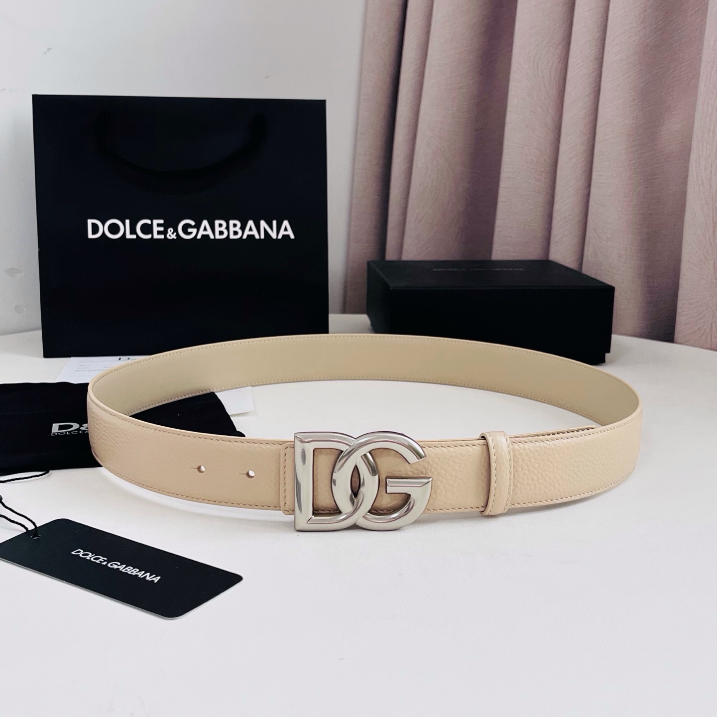 Dolce&Gabbana 甄选上乘小牛皮打造的标识腰带,为造型增添鲜明格调与辨识度。 小牛皮腰带: • 米色 • 腰带 Dolce&Gabbana 甄选上乘小牛皮打造的标识腰带,为造型增添鲜明格调与辨识度。 小牛皮腰带: • 米色 • 腰带