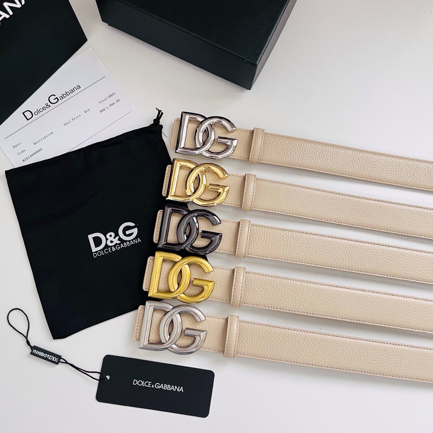 Dolce&Gabbana 甄选上乘小牛皮打造的标识腰带，为造型增添鲜明格调与辨识度。 小牛皮腰带: • 米色 • 腰带