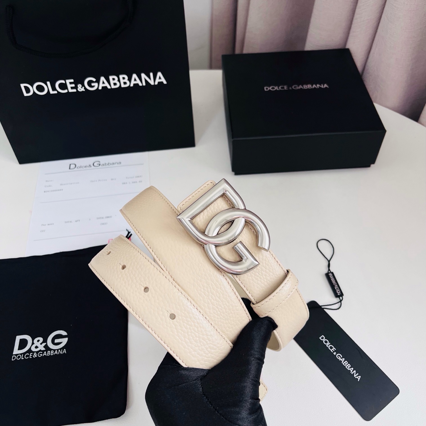Dolce&Gabbana 甄选上乘小牛皮打造的标识腰带,为造型增添鲜明格调与辨识度。 小牛皮腰带: • 米色 • 腰带 Dolce&Gabbana 甄选上乘小牛皮打造的标识腰带,为造型增添鲜明格调与辨识度。 小牛皮腰带: • 米色 • 腰带