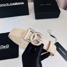 Dolce&Gabbana 甄选上乘小牛皮打造的标识腰带,为造型增添鲜明格调与辨识度。 小牛皮腰带: • 米色 • 腰带 Dolce&Gabbana 甄选上乘小牛皮打造的标识腰带,为造型增添鲜明格调与辨识度。 小牛皮腰带: • 米色 • 腰带