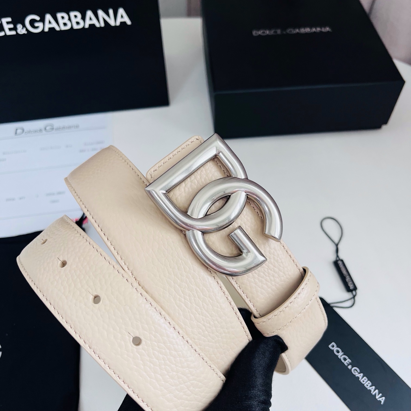 Dolce&Gabbana 甄选上乘小牛皮打造的标识腰带,为造型增添鲜明格调与辨识度。 小牛皮腰带: • 米色 • 腰带 Dolce&Gabbana 甄选上乘小牛皮打造的标识腰带,为造型增添鲜明格调与辨识度。 小牛皮腰带: • 米色 • 腰带