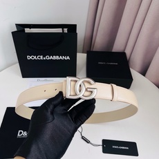 Dolce&Gabbana 甄选上乘小牛皮打造的标识腰带,为造型增添鲜明格调与辨识度。 小牛皮腰带: • 米色 • 腰带 Dolce&Gabbana 甄选上乘小牛皮打造的标识腰带,为造型增添鲜明格调与辨识度。 小牛皮腰带: • 米色 • 腰带