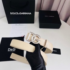 Dolce&Gabbana 甄选上乘小牛皮打造的标识腰带,为造型增添鲜明格调与辨识度。 小牛皮腰带: • 米色 • 腰带 Dolce&Gabbana 甄选上乘小牛皮打造的标识腰带,为造型增添鲜明格调与辨识度。 小牛皮腰带: • 米色 • 腰带
