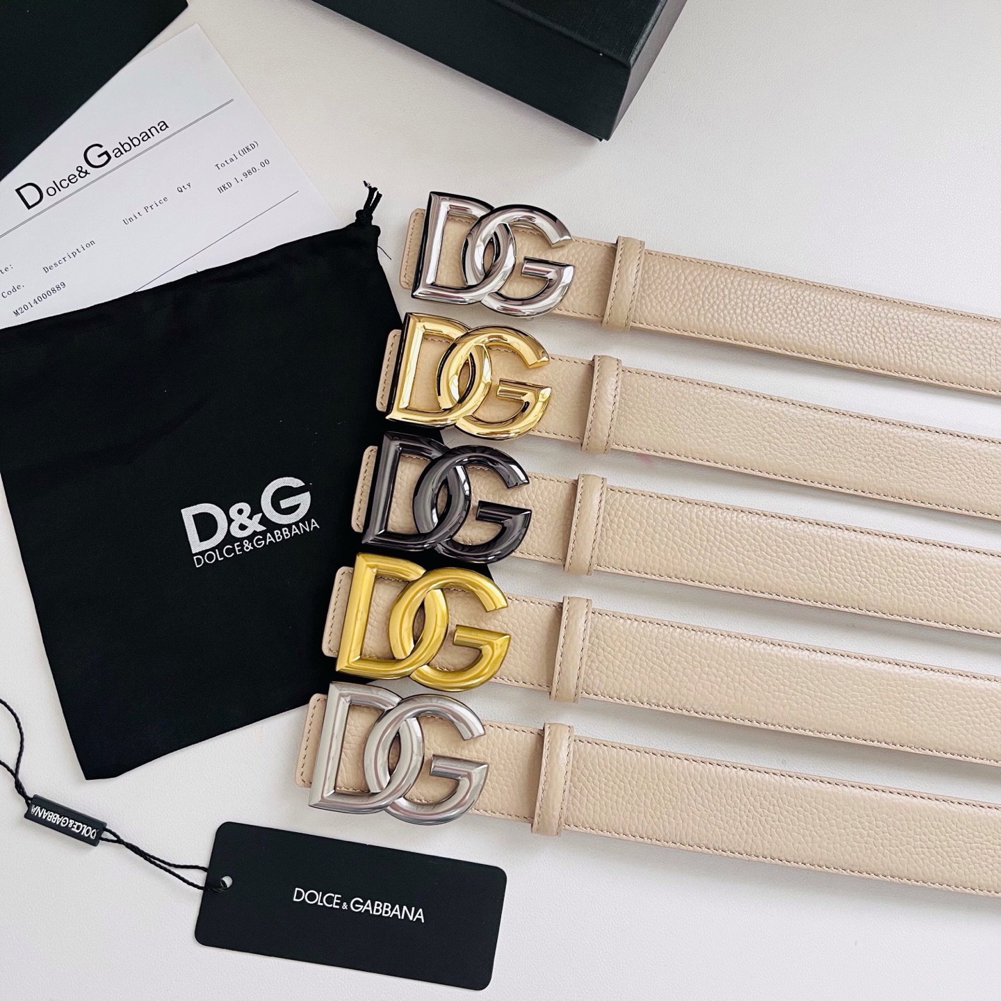 Dolce&Gabbana 甄选上乘小牛皮打造的标识腰带，为造型增添鲜明格调与辨识度。 小牛皮腰带: • 米色 • 腰带