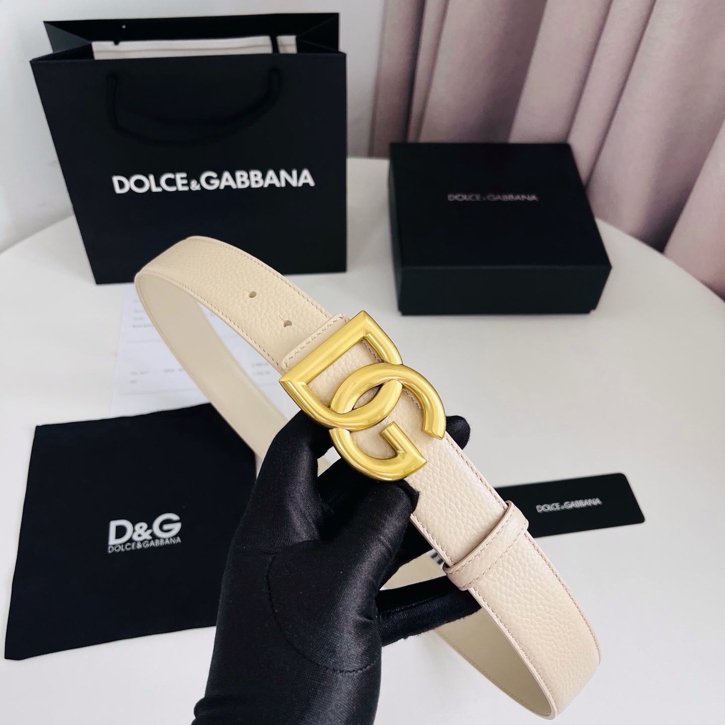 Dolce&Gabbana 甄选上乘小牛皮打造的标识腰带,为造型增添鲜明格调与辨识度。 小牛皮腰带: • 米色 • 腰带 Dolce&Gabbana 甄选上乘小牛皮打造的标识腰带,为造型增添鲜明格调与辨识度。 小牛皮腰带: • 米色 • 腰带