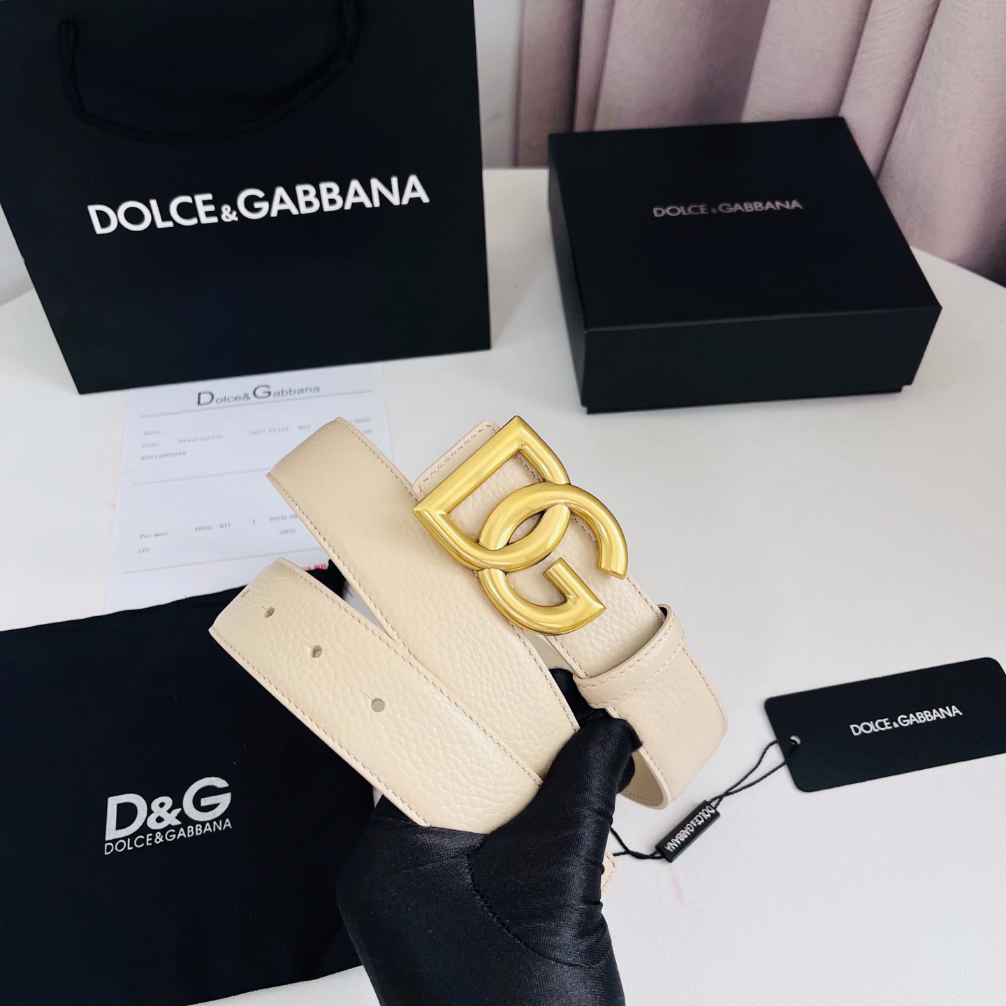 Dolce&Gabbana 甄选上乘小牛皮打造的标识腰带,为造型增添鲜明格调与辨识度。 小牛皮腰带: • 米色 • 腰带 Dolce&Gabbana 甄选上乘小牛皮打造的标识腰带,为造型增添鲜明格调与辨识度。 小牛皮腰带: • 米色 • 腰带