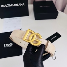 Dolce&Gabbana 甄选上乘小牛皮打造的标识腰带,为造型增添鲜明格调与辨识度。 小牛皮腰带: • 米色 • 腰带 Dolce&Gabbana 甄选上乘小牛皮打造的标识腰带,为造型增添鲜明格调与辨识度。 小牛皮腰带: • 米色 • 腰带