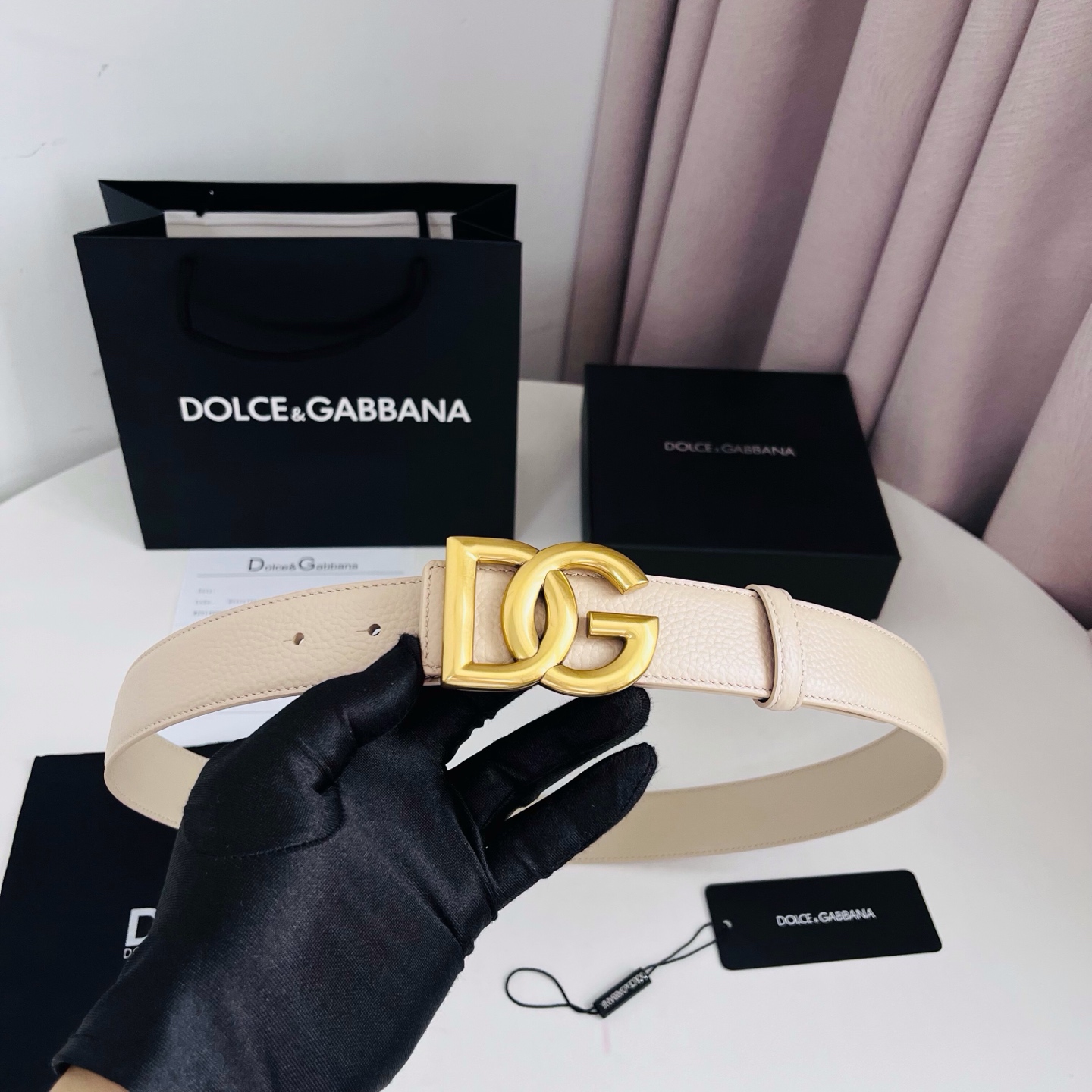 Dolce&Gabbana 甄选上乘小牛皮打造的标识腰带,为造型增添鲜明格调与辨识度。 小牛皮腰带: • 米色 • 腰带 Dolce&Gabbana 甄选上乘小牛皮打造的标识腰带,为造型增添鲜明格调与辨识度。 小牛皮腰带: • 米色 • 腰带