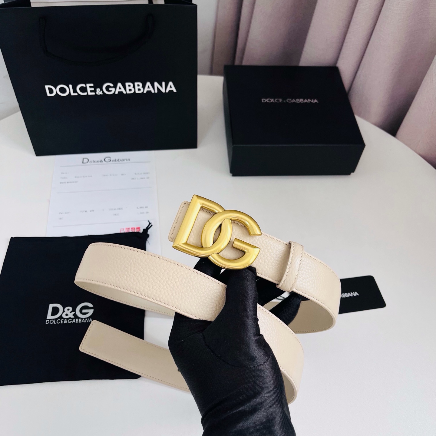 Dolce&Gabbana 甄选上乘小牛皮打造的标识腰带,为造型增添鲜明格调与辨识度。 小牛皮腰带: • 米色 • 腰带 Dolce&Gabbana 甄选上乘小牛皮打造的标识腰带,为造型增添鲜明格调与辨识度。 小牛皮腰带: • 米色 • 腰带