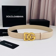 Dolce&Gabbana 甄选上乘小牛皮打造的标识腰带,为造型增添鲜明格调与辨识度。 小牛皮腰带: • 米色 • 腰带 Dolce&Gabbana 甄选上乘小牛皮打造的标识腰带,为造型增添鲜明格调与辨识度。 小牛皮腰带: • 米色 • 腰带