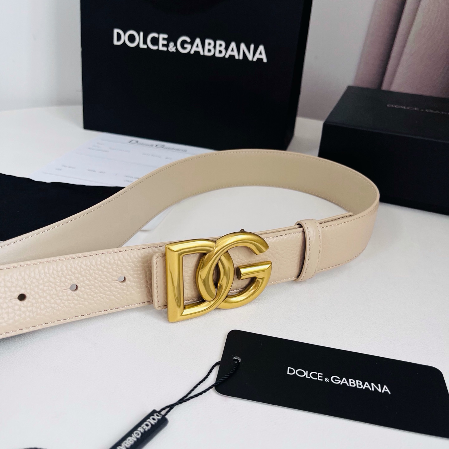 Dolce&Gabbana 甄选上乘小牛皮打造的标识腰带,为造型增添鲜明格调与辨识度。 小牛皮腰带: • 米色 • 腰带 Dolce&Gabbana 甄选上乘小牛皮打造的标识腰带,为造型增添鲜明格调与辨识度。 小牛皮腰带: • 米色 • 腰带