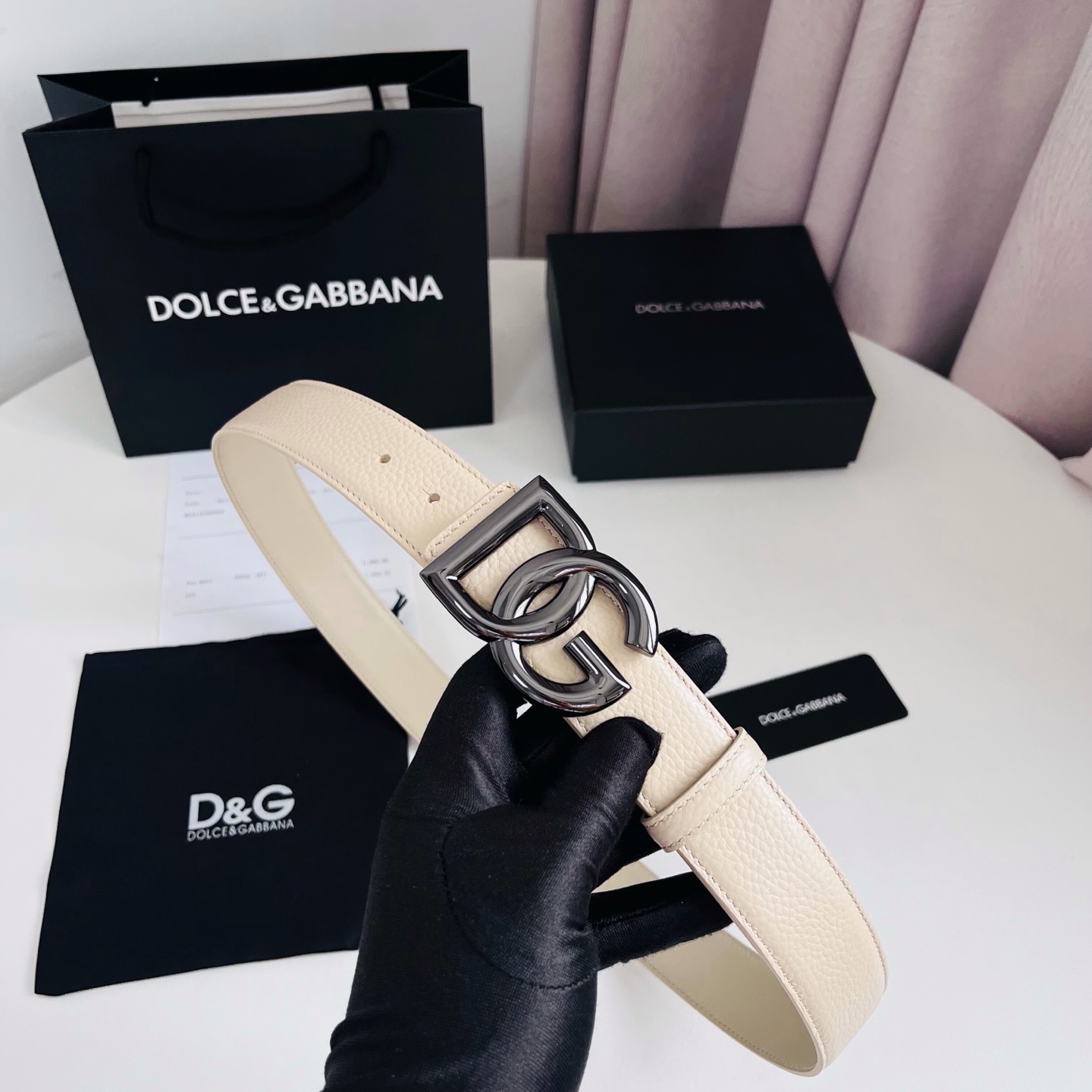 Dolce&Gabbana 甄选上乘小牛皮打造的标识腰带，为造型增添鲜明格调与辨识度。 小牛皮腰带: • 米色 • 腰带