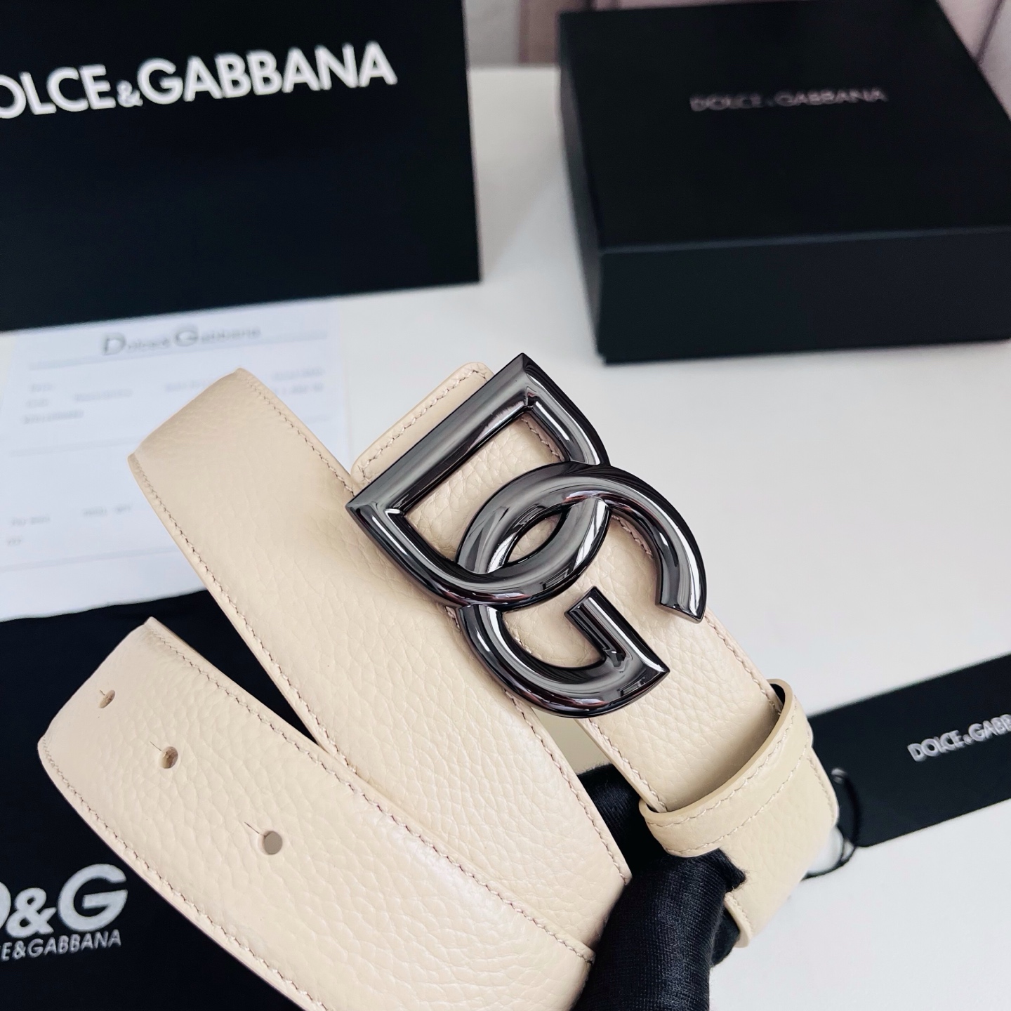 Dolce&Gabbana 甄选上乘小牛皮打造的标识腰带，为造型增添鲜明格调与辨识度。 小牛皮腰带: • 米色 • 腰带