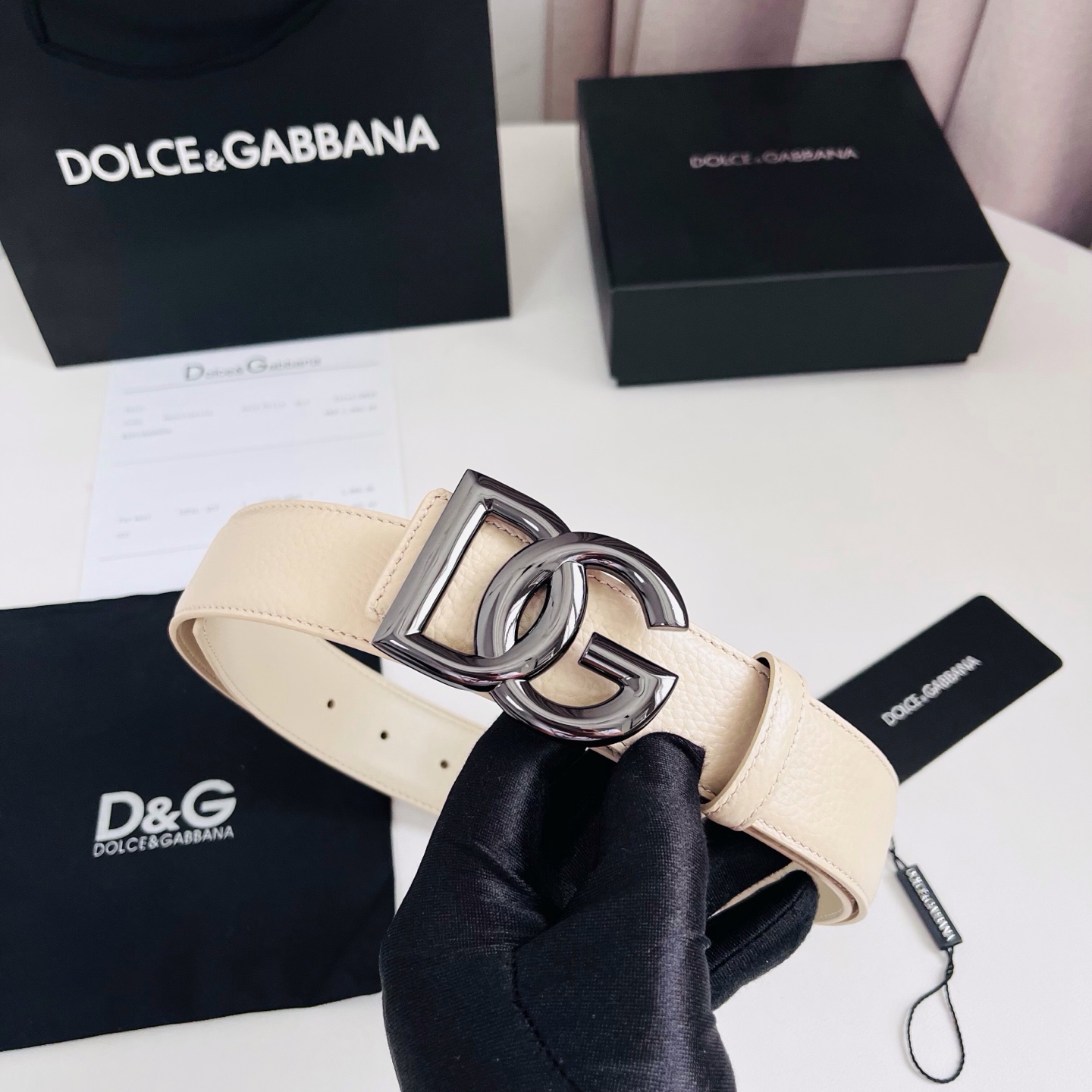 Dolce&Gabbana 甄选上乘小牛皮打造的标识腰带,为造型增添鲜明格调与辨识度。 小牛皮腰带: • 米色 • 腰带 Dolce&Gabbana 甄选上乘小牛皮打造的标识腰带,为造型增添鲜明格调与辨识度。 小牛皮腰带: • 米色 • 腰带