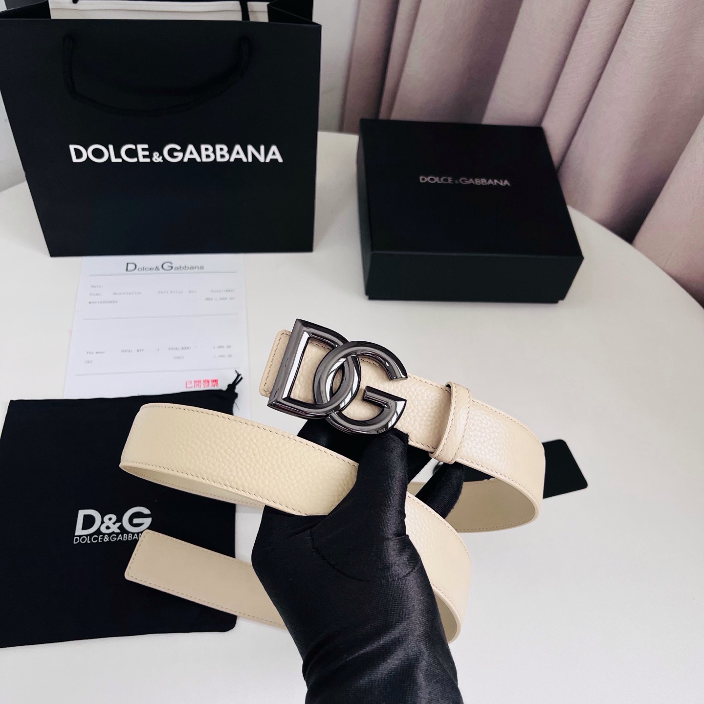 Dolce&Gabbana 甄选上乘小牛皮打造的标识腰带，为造型增添鲜明格调与辨识度。 小牛皮腰带: • 米色 • 腰带