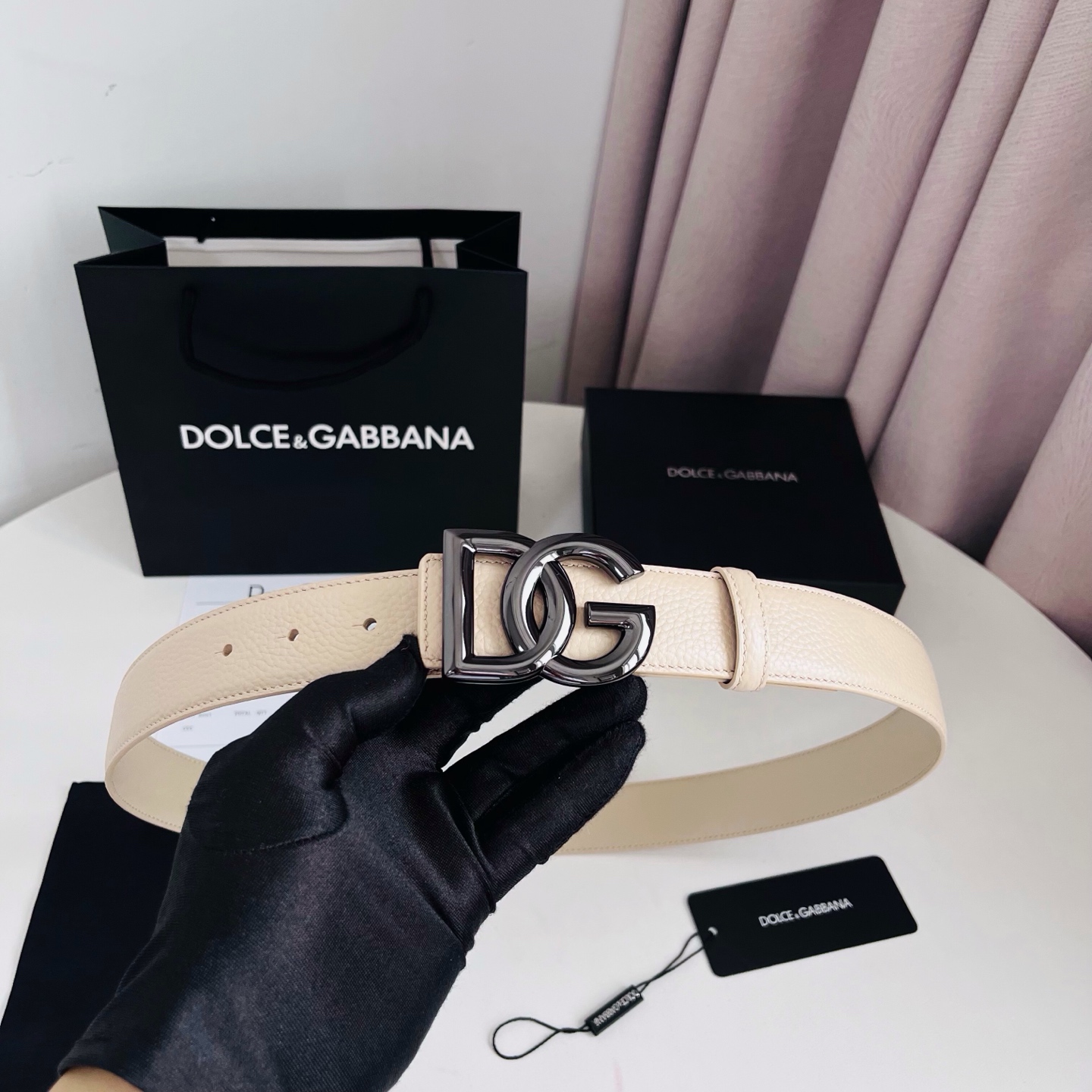 Dolce&Gabbana 甄选上乘小牛皮打造的标识腰带，为造型增添鲜明格调与辨识度。 小牛皮腰带: • 米色 • 腰带