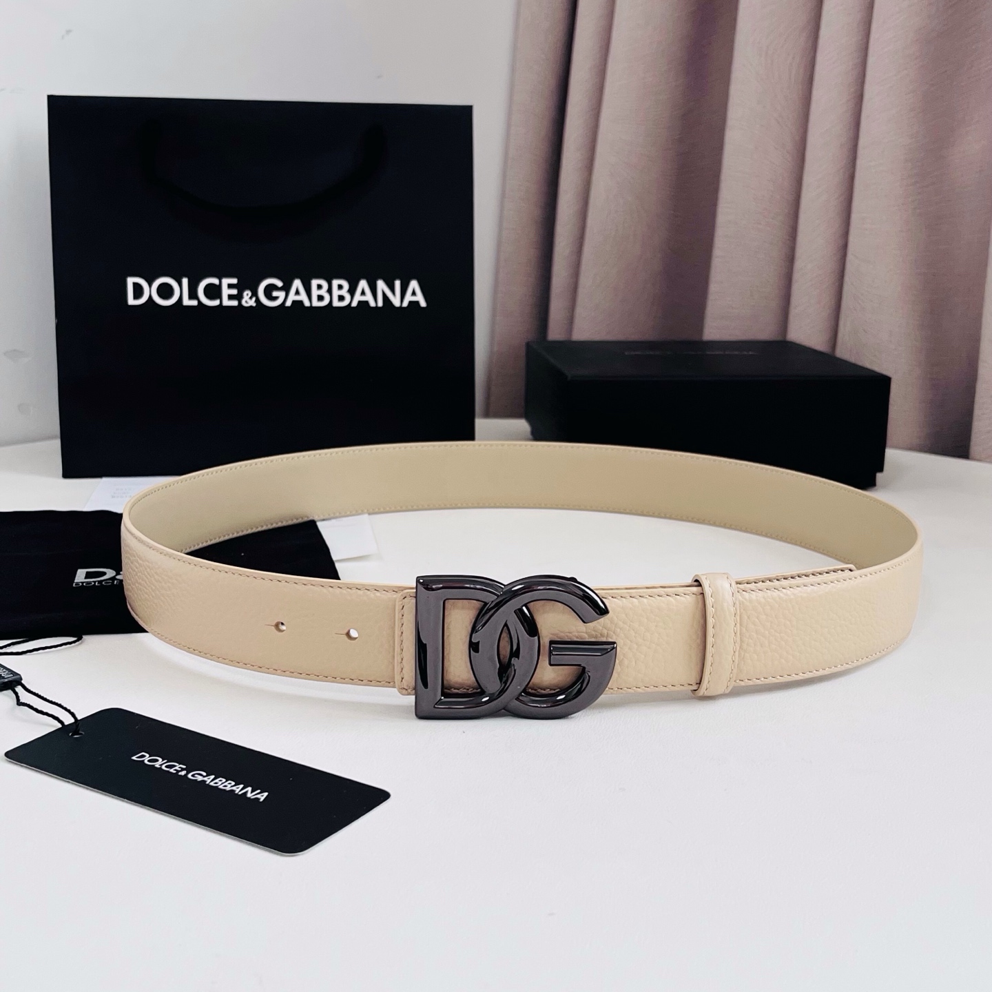 Dolce&Gabbana 甄选上乘小牛皮打造的标识腰带，为造型增添鲜明格调与辨识度。 小牛皮腰带: • 米色 • 腰带