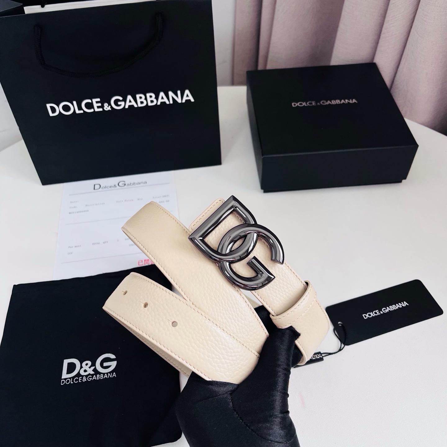 Dolce&Gabbana 甄选上乘小牛皮打造的标识腰带，为造型增添鲜明格调与辨识度。 小牛皮腰带: • 米色 • 腰带