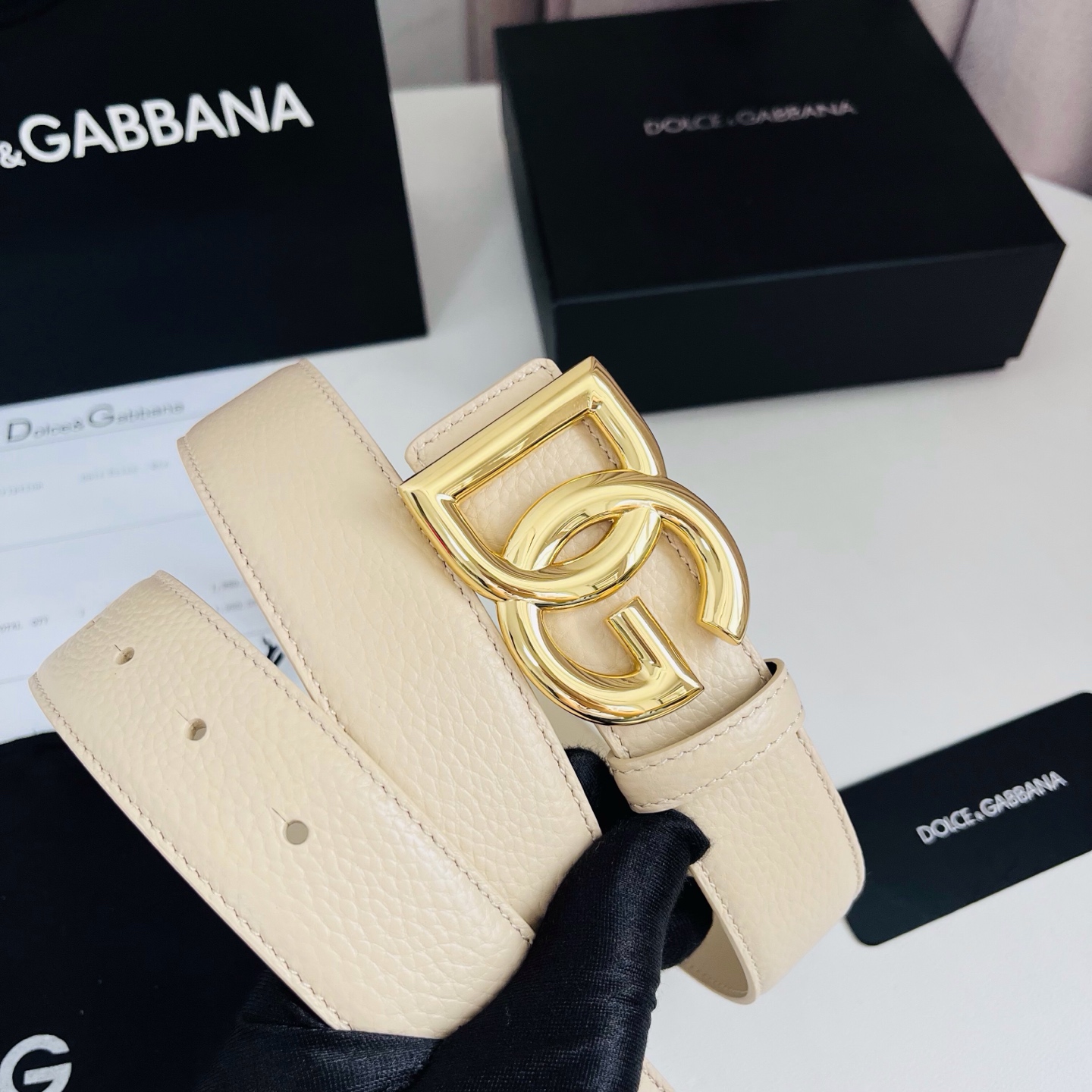 Dolce&Gabbana 甄选上乘小牛皮打造的标识腰带,为造型增添鲜明格调与辨识度。 小牛皮腰带: • 米色 • 腰带 Dolce&Gabbana 甄选上乘小牛皮打造的标识腰带,为造型增添鲜明格调与辨识度。 小牛皮腰带: • 米色 • 腰带