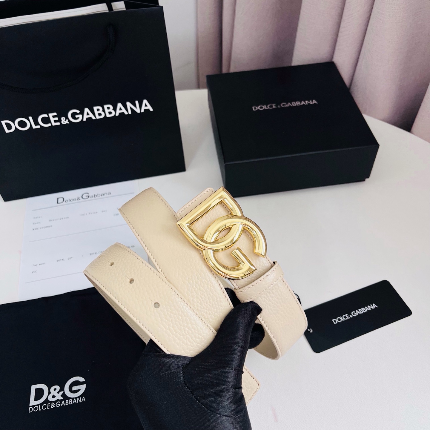 Dolce&Gabbana 甄选上乘小牛皮打造的标识腰带,为造型增添鲜明格调与辨识度。 小牛皮腰带: • 米色 • 腰带 Dolce&Gabbana 甄选上乘小牛皮打造的标识腰带,为造型增添鲜明格调与辨识度。 小牛皮腰带: • 米色 • 腰带