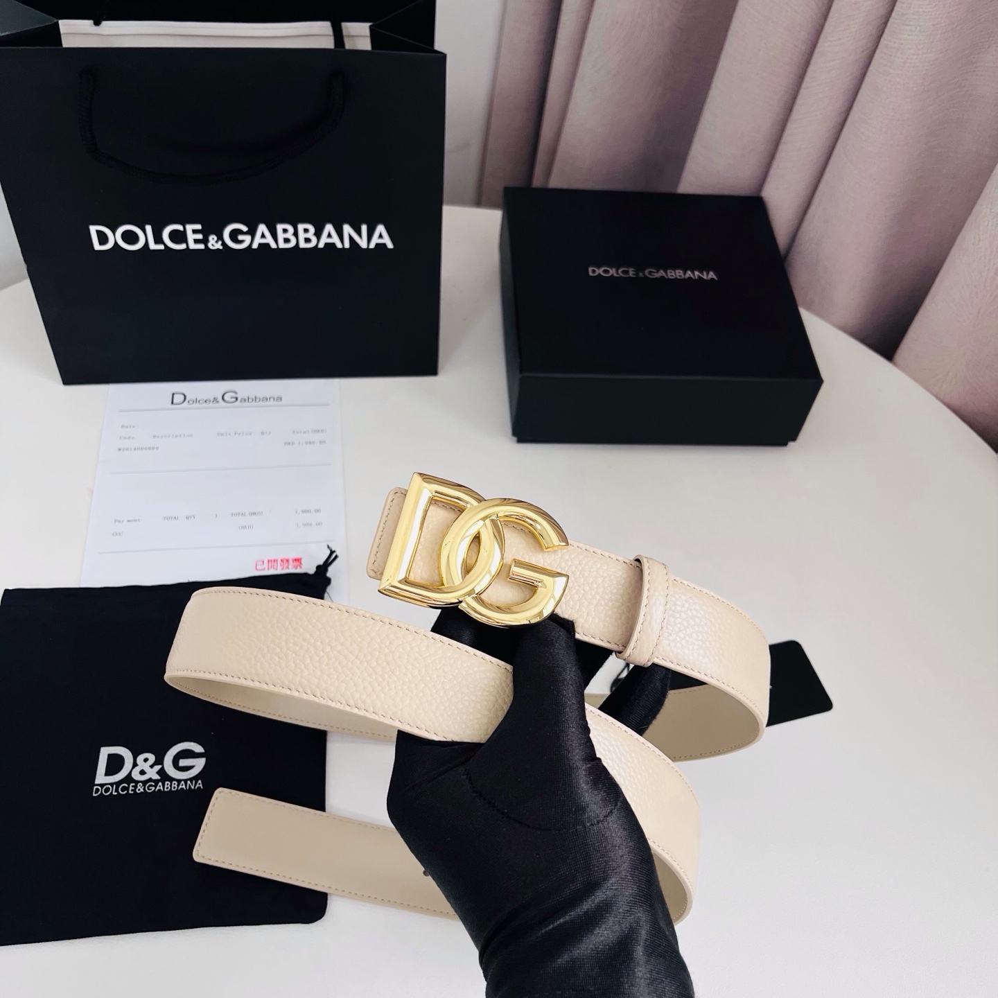 Dolce&Gabbana 甄选上乘小牛皮打造的标识腰带,为造型增添鲜明格调与辨识度。 小牛皮腰带: • 米色 • 腰带 Dolce&Gabbana 甄选上乘小牛皮打造的标识腰带,为造型增添鲜明格调与辨识度。 小牛皮腰带: • 米色 • 腰带
