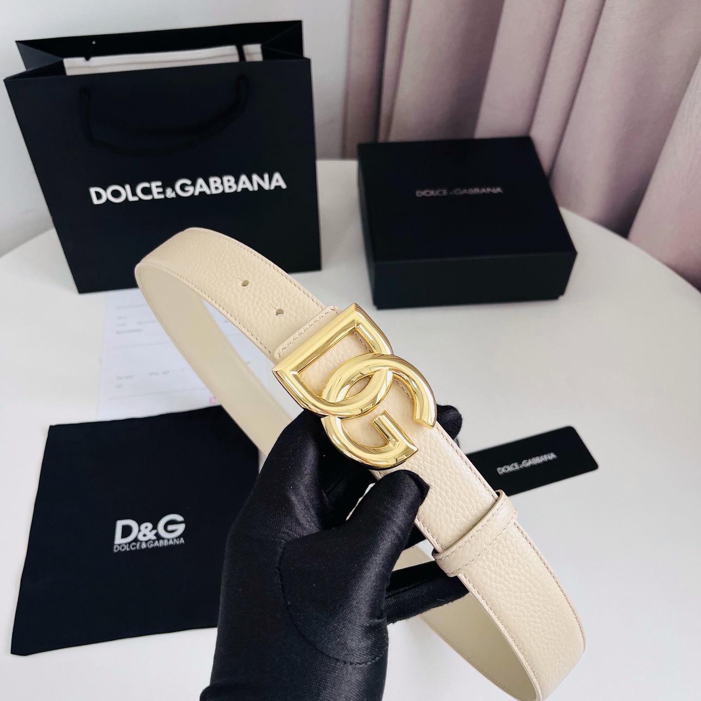 Dolce&Gabbana 甄选上乘小牛皮打造的标识腰带,为造型增添鲜明格调与辨识度。 小牛皮腰带: • 米色 • 腰带 Dolce&Gabbana 甄选上乘小牛皮打造的标识腰带,为造型增添鲜明格调与辨识度。 小牛皮腰带: • 米色 • 腰带