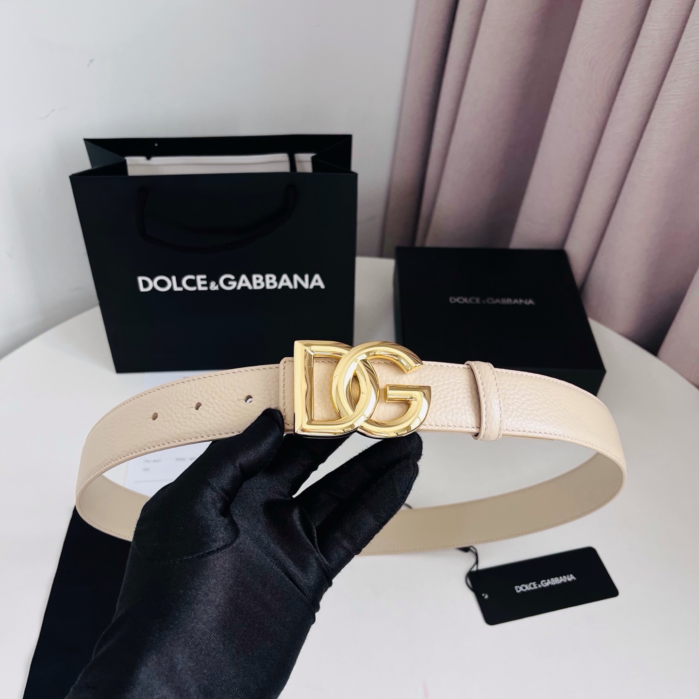 Dolce&Gabbana 甄选上乘小牛皮打造的标识腰带,为造型增添鲜明格调与辨识度。 小牛皮腰带: • 米色 • 腰带 Dolce&Gabbana 甄选上乘小牛皮打造的标识腰带,为造型增添鲜明格调与辨识度。 小牛皮腰带: • 米色 • 腰带