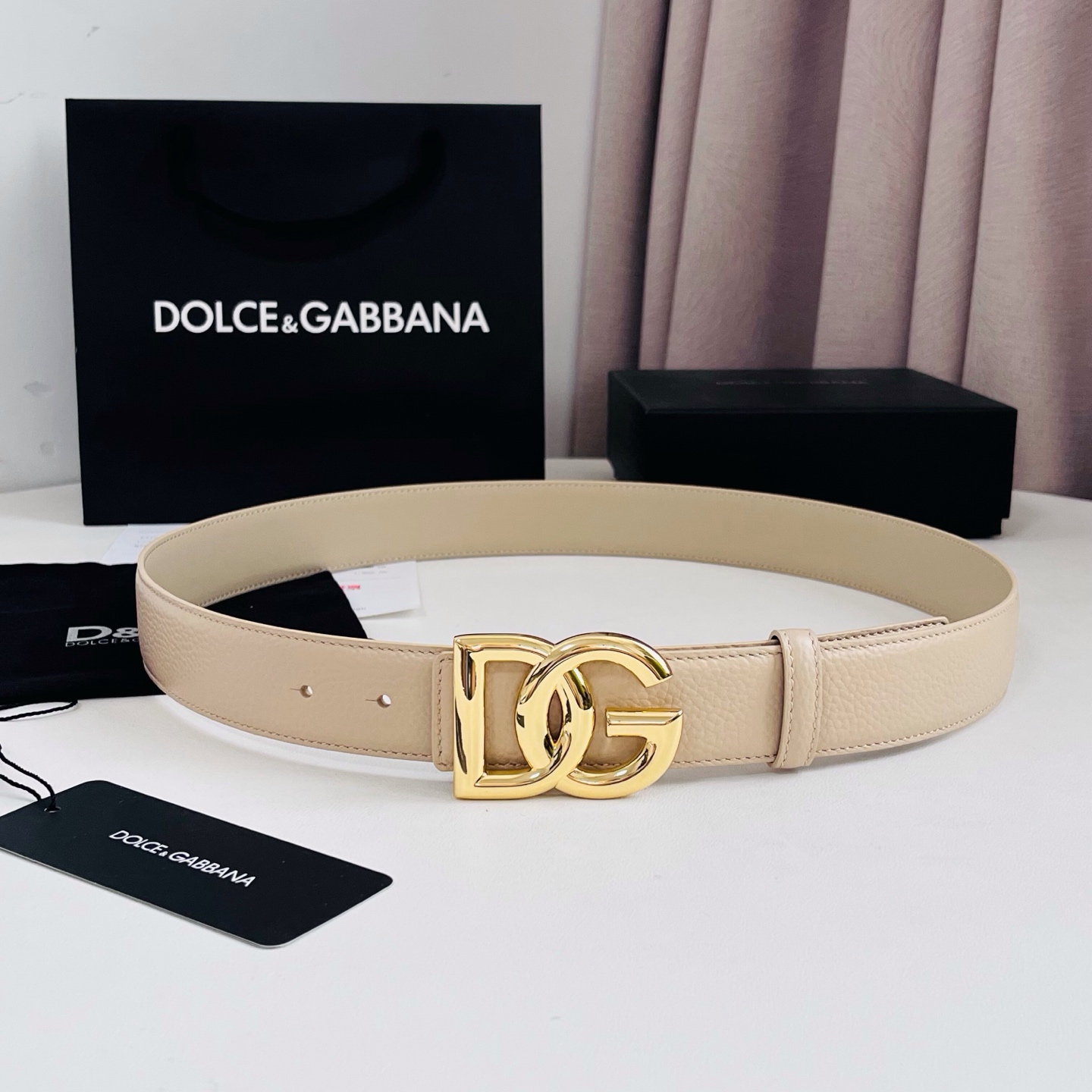 Dolce&Gabbana 甄选上乘小牛皮打造的标识腰带,为造型增添鲜明格调与辨识度。 小牛皮腰带: • 米色 • 腰带 Dolce&Gabbana 甄选上乘小牛皮打造的标识腰带,为造型增添鲜明格调与辨识度。 小牛皮腰带: • 米色 • 腰带