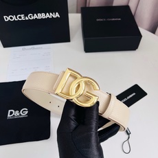 Dolce&Gabbana 甄选上乘小牛皮打造的标识腰带,为造型增添鲜明格调与辨识度。 小牛皮腰带: • 米色 • 腰带 Dolce&Gabbana 甄选上乘小牛皮打造的标识腰带,为造型增添鲜明格调与辨识度。 小牛皮腰带: • 米色 • 腰带