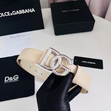 Dolce&Gabbana 甄选上乘小牛皮打造的标识腰带,为造型增添鲜明格调与辨识度。 小牛皮腰带: • 米色 • 腰带 Dolce&Gabbana 甄选上乘小牛皮打造的标识腰带,为造型增添鲜明格调与辨识度。 小牛皮腰带: • 米色 • 腰带